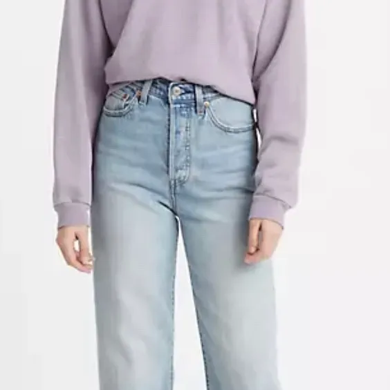Obs!! Första bilden är inte min!! Levis jeans i modellen ribcage straight. Använda 2 gånger. Köptes i somras för 1199kr mitt pris: 500kr. Dem är i storlek 26 och inte så långa i modellen. Dem är för korta på mig som är 173cm lång. Dem har fyra knappar och det finns inget trasigt med dem. Inget fel på dem alls, säljes pga att dem har blivit för små för mig. Köptes i Stockholm i Levis butiken. Kan frakta men då står köparen för frakten. Vill bli av med snabbt så inga oseriösa köpare. Vid många intresserad så blir det budgivning. Skicka för fler bilder.   . Jeans & Byxor.