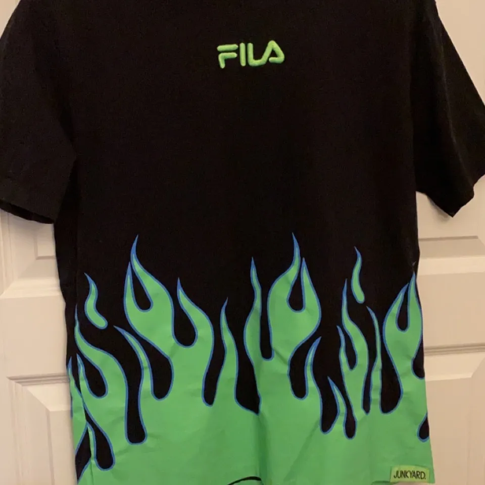 Fila t-shirt med grön eld. Jättesnygg och älskar den men den kommer tyvärr inte till användning:( . T-shirts.