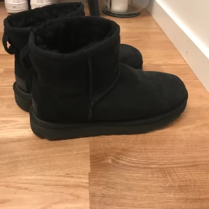Uggs låga svarta strl 36 - Säljer mina låga svarta Uggs i strl 36! Använda fåtal ggr och är i gott skick, varma och superbekväma. Nypris låg på 1999, köpta förra vintern & har tyvärr inte kommit till så mycket användning, därav säljer det vidare! 