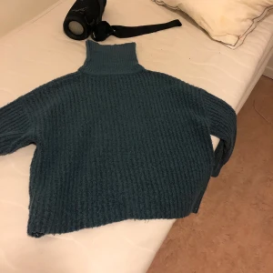 Blå stickad tröja - Blå stickad tröja från Gina tricot. Jättemysig stickning. Köpt förr förra året för 250kr 