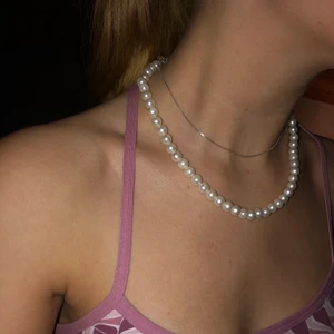 Pärlhalsband/Armband - Handgjorda pärlhalsband/armband, bra kvalite och noggrant gjorda. 💗  Julklappstips ✌🏻❄️⛄️ 99kr och frakt ingår i de priset 😘 Jag skriver när pärlorna är slut, sålänge jag inte skrivet de finns de kvar. 💗 ( på halsbandet ja har på bilden är väl användt och ett nytt halsband ser inte ut sådär ) 