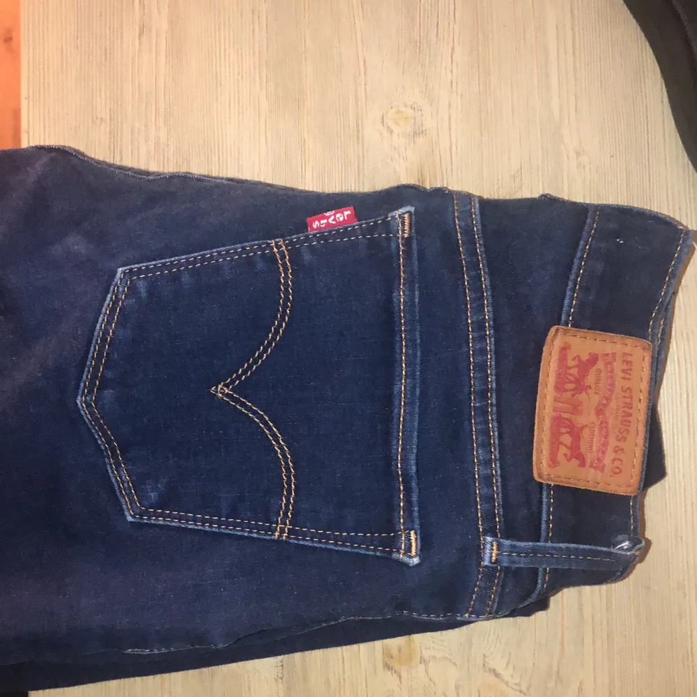 Säljer mina Levis jeans som är i väldigt bra skick i storlek 24. Hör av dig om du är intreserad eller vill se fler bilder!🤍 orginal pris: 1200kr. Jeans & Byxor.