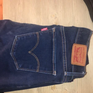 Mörkblåa Levis jeans  - Säljer mina Levis jeans som är i väldigt bra skick i storlek 24. Hör av dig om du är intreserad eller vill se fler bilder!🤍 orginal pris: 1200kr