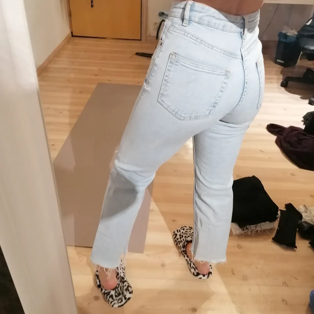 Jeans med slitningar från h&m, rak modell o slutar precis över ankeln på mig, 125kr, storlek 34. Jeans & Byxor.