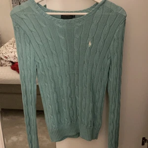 Ralph Lauren kabel stickad  - Köpt på Ralph Lauren, storlek M, har använt fåtal gånger så den är i bra skick. 