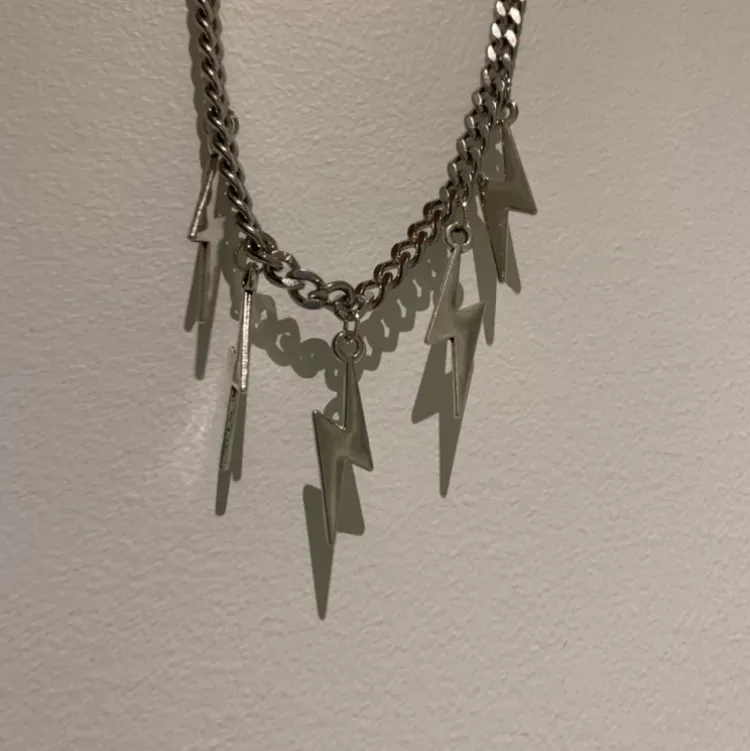 Detta superfina halsband finns att köpa igen. Det passar super bra till nästan alla outfits. 🤗😆. Asusteet.
