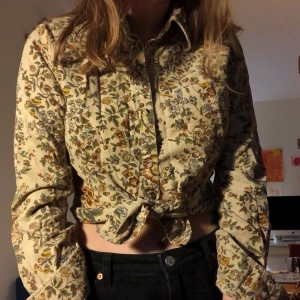 Blommig manchesterskjorta  - Blommig manchesterskjorta i storlek M. Men skulle säga att den är en storlek S. Fråga om du undrar något!