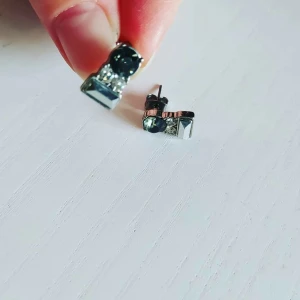 Snygga örhängen med stenar i grått/svart - Oanvända. Classy, passar till allt skulle jag tro. Samfraktar gärna!