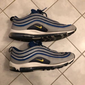 Nike Air Max 97 - Ett par Air Max 97or jag ej använder längre. Storlek 45 men passar 44. Lite slitna men ser fortfarande bra ut och ingen creasing.  Några stripes är även reflektiva. Skriv för fler bilder eller frågor:) 