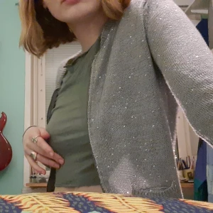 Glitter kofta - Säljer min jättesöta glitterkofta då jag inte fått så mycket användning för den. Jättegullig dragkedja med stjärndetalj. Har en liten reva vid halsen men annars gott skick!💕