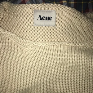 STICKAD ACNE TRÖJA - Säljer denna jättesnygga sandfärgade stickade tröjan från Acne som jag fick i present för några år sedan men tyvärr inte använder längre! Tröjan är ganska tjock och tung i 100% bomull och är i ett mycket bra skick. Den är märkt XS men skulle säga att den passar mer S/M. Den säljs inte längre men originalpriset var 1600kr. Buda privat eller i kommentarerna 🤎