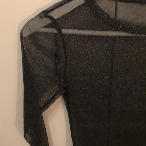 Tröja - En glittrig festtopp från HM. Köptes för 199 kr, använd en gång helt utan defekter o säljer för 50 kr exklusive frakt❤️