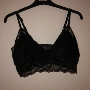 spetts topp/bh - jättefin topp i spetts i fint skick. knappt använd. storlek L men ganska liten i storlek. köparen står för frakt 💓