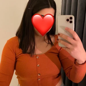 Topp från GinaTricot - Superfin topp med insydda knappar från GinaTricot. Storlek S