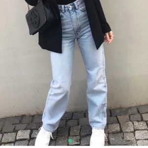 Weekday jeans 💞 - Skitsnygga jeans från weekday i modellen voyage, i väldigt bra skick. Har själv klippt hål på knäna och tycker dom är sjukt fina men kommer ej till användning. Dom är ganska högmidjade 💞💞 köpta för 500, jag är 169 lång
