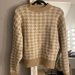 Stickad  - Stickad tröja från Hm, i bra skick. Möts upp i Göteborg, annars tillkommer frakt på 63 kr (spårbart) :)