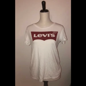 Levis t-shirt strl S - Säljer en gammal Levis T-shirt i strl S.