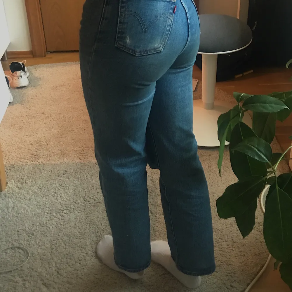 Intressekoll på ett par Levi’d jeans i modellen ribcage. Strl 24 i midjan :) de är mörkblåa och det finns fler bilder. . Jeans & Byxor.