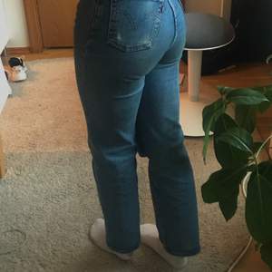 Intressekoll på ett par Levi’d jeans i modellen ribcage. Strl 24 i midjan :) de är mörkblåa och det finns fler bilder. 
