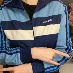 Stranger things vibe, kofta  - Denna kofta kommer tyvärr inte till användning längre. Jag tycker den har ett stranger things stuk/vibe över sig. As cool och passar typ till allt. Den är köpt på humana second hand från början men är i väldigt gott skick. Tyvärr går den dock inte att stänga. Frakt ingår ej 