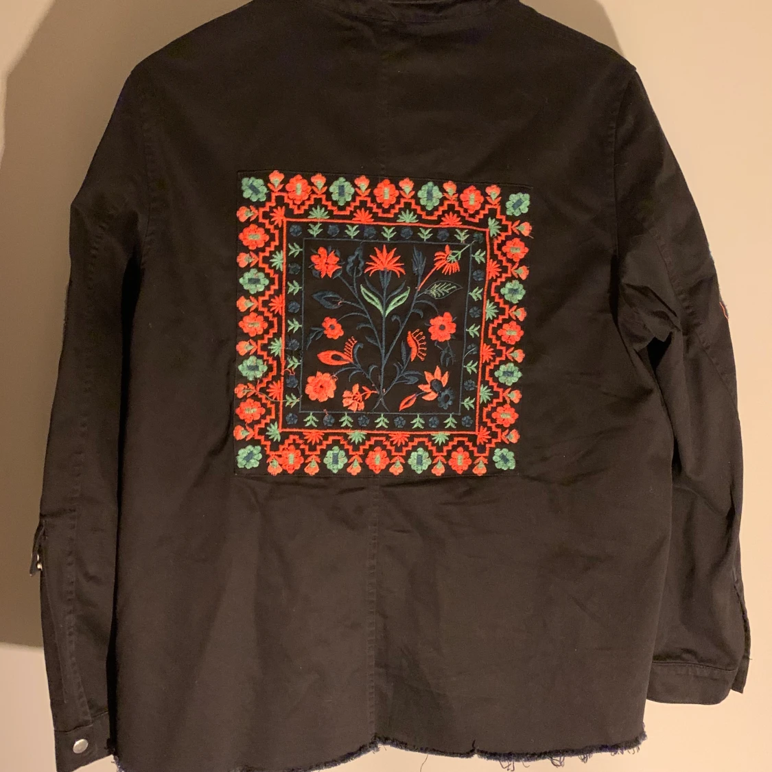 Svart jacka med blommiga detaljer från Zara.  - 90