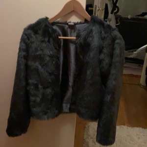 Från Lindex i strl 146-152 - Denna päls jackan har jag aldrig andvänt. Den har en blå/turkos färg och passar bra till allt. 