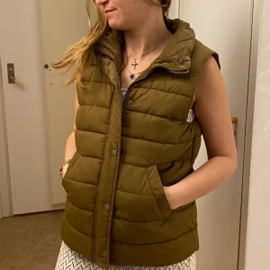 Väst - En fin brun väst ifrån hm använd 1-2 gånger  (frakt ingår)