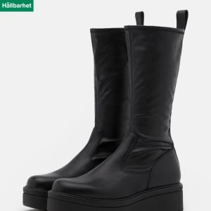 SÖKER vagabond tara stövlar - Söker vagabond tara stövlar, de på bilden strl 35/36 eventuellt vagabond Cosmos eller andats stövlar som nästa är precis likadana skriv om ni har!