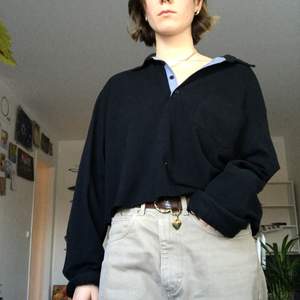Mörkblå tröja med krage som jag har klippt av💕