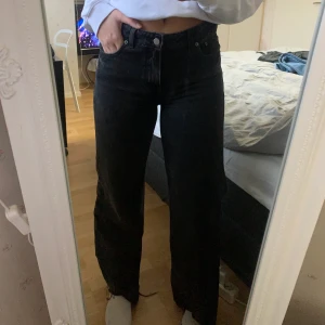 Dr.denim svarta raka jeans - Ett par superfina raka jeans från Dr.denim. Är köpta för 600kr men säljer för halva priset. Har använt dem 2 gånger pga att de är lite för små för mig. De är i storlek 29 i midjan och 32 i längden, alltså de längsta jeans du kan hitta på dr.denims hemsida