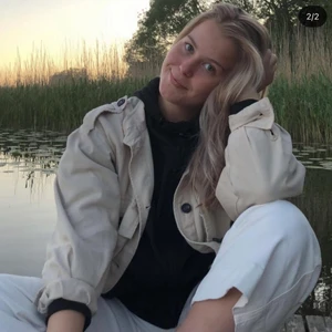 Jacka - Säljer denna snygga vår jacka i storlek M men jag som S kan ha den. Säljer pågrund utav att jag ej använder den ofta. 