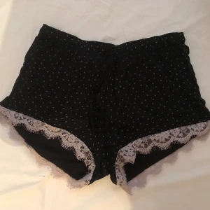Shorts - Super sköna hemma shorts. Knappt använda då dem är förstöra på mig.  