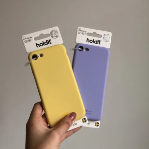 Nya skal från Holdit  - NYA SKAL: köpte i fel storlek 😭 Dessa passar till iPhone 7, 8 och SE ✨ Priset avser per styck! Kan skicka med posten eller mötas upp i Stockholm. (GULT SÅLT)