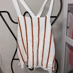 TOPP ZARA - Fint skick. Endast använd fåtal gånger. Från märket Zara, deras kollektion ”trafaluc collection”. Storlek small. Kan skickas mot fraktkostnad. Fler bilder kan ordnas vid intresse. 