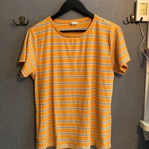 T-shirt - Gul, svart och vit randig t-shirt från Gina tricot, fint skick. 