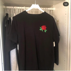 T-shirt från Carlings  - Den är strl m men lite snyggt oversized, knappt använd så den är i fin skick. 