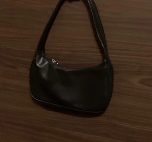 Svart väska - Säljer min svarta väska❤️ möts upp i Malmö eller så betalar du frakt