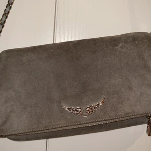 Zadig Voltaire väska! - Nu säljer jag min Zadig väska den är i hyfsat bra skick färgen är ljus grå den är äkta och har fina diamanter på loggan. Säljer den för start pris 1200 har sänkts med 100⚡️😊 skriv för intresse! PRISET KAN ABSOLUT DISKUTERAS