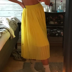 Gulkjol - Härlig sommarkjol som är Max använd en gång! Super att använda både på sommarn och våren. Frakt tillkommer💛