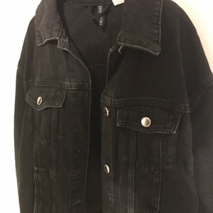 Jeansjacka  - Vanlig svart jeansjacka som är lite bagy i passformen. Inte så flitigt använd. Frakt tillkommer utöver priset!💓
