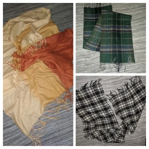 Halsdukar - DEn i gula toner är en tunn sjal, den i blått är tjock och bred jätte varm, i grönt är en standard halsduk. Alla3 för 130 el 50 kr at