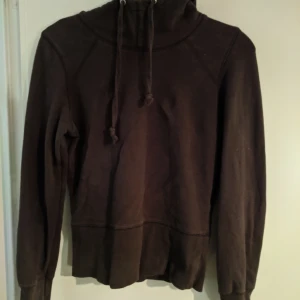 Tight luvtröja - Luvtröja Slimmodell super skön o bra stretch. Använd en hel del men är hel.