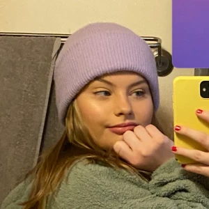 Pastell lila mössa - Lila mössa från Monki, köppt förra året så använd under en vinter. 