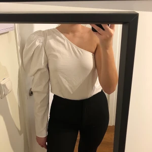 One-shoulder topp  - One-shoulder topp från Gina Tricot. Aldrig använd, så plagget är i mycket bra skick! Passar till fest 🍷