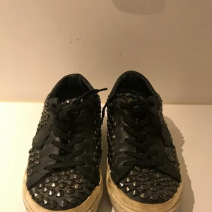 Philippe model sneakers - Coola sneakers med nitar! Storlek 37