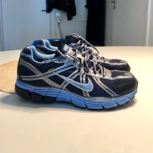 Nikesneakers - Blåa sneakers från Nike. Köpte vintage, mycket fina i skick och knappt använda. Storlek 40 men känns små i storlek! 
