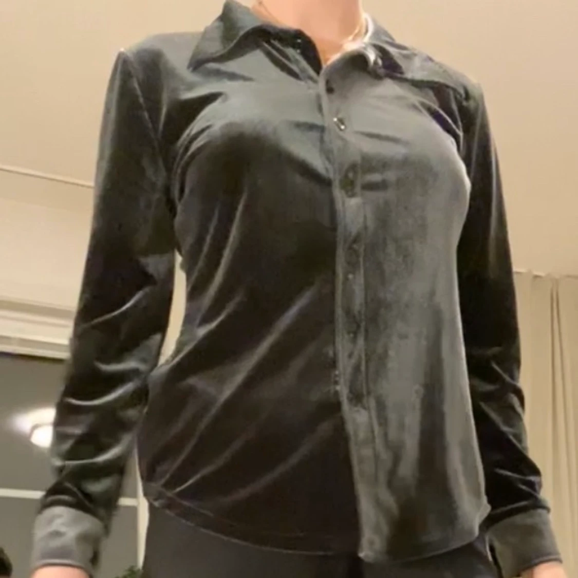 MÖRKGRÅ SKJORTA/BLUS I SAMMET - 91