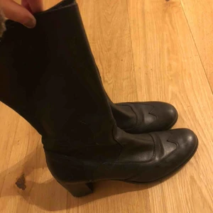  - Asfina kortare stövlar som jag köpte på Stadsmissionen för ett tag sen. Har insett nu att de är för små. De är omklackade så båda skorna har alltså ny klack! Bra va?   Frakten blir runt 50 kr. 