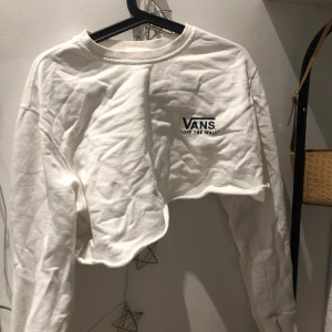 Vans tröja  - Ostruken tröja, kan strykas innan köp. Sitter kort väldigt snyggt men spets under. Bud ligger på 90kr
