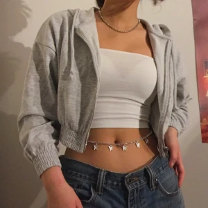 Y2K Cropped Kofta - 🌏JAG STÅR FÖR FRAKT🌍 Urgullig kofta med huva köpt i somras med 90s/y2k vibe som passar till allt. Använd bara 2 gånger och säljer eftersom den är lite kortare än vad jag föredrar. Köpt för 299, säljer för 199! 💕  